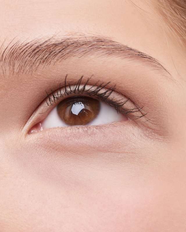 Natürlich geschwungene Wimpern nach einem Wimpernlifting, Nahaufnahme