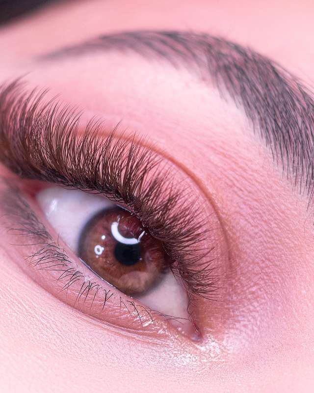 Klassische 1:1-Wimpernverlängerung mit natürlichem Look, Nahaufnahme eines Auges